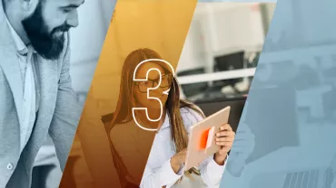 Tres personas trabajando en una oficina.