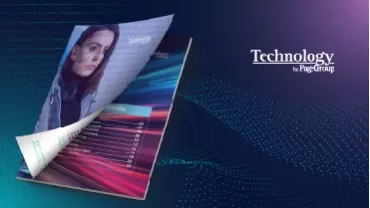 Revista abierta con página girada sobre tecnología de PageGroup.