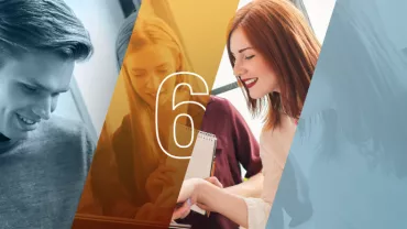 Hombre sonriente a la izquierda, dos mujeres trabajando a la derecha, número 6 en el centro.