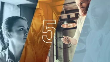 Grupo de personas trabajando en una oficina con un número cinco superpuesto.