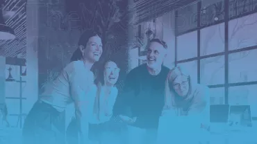 Grupo de personas trabajando juntas en una oficina luminosa.