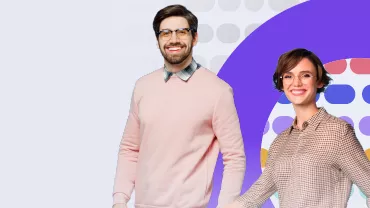 Hombre con suéter rosa y mujer con blusa a cuadros sonriendo.