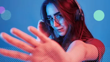 Mujer con gafas y audífonos en un ambiente colorido