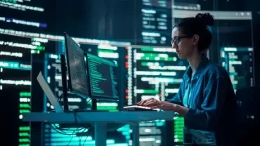 persona trabajando con computadoras