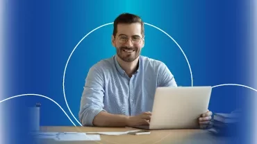 persona trabajando con computadoras