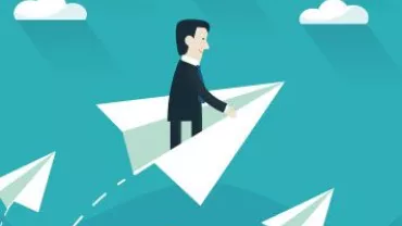 Hombre en traje volando en un avión de papel sobre un fondo azul.