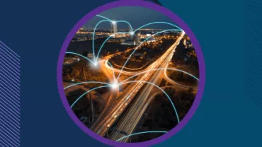 Vista nocturna de carreteras iluminadas con líneas de conexión brillantes.