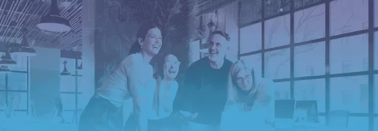 Grupo de personas trabajando juntas en una oficina luminosa.