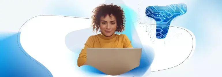 Mujer frente a una computadora con fondo de Talent Trends