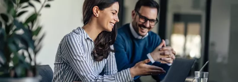 Trabajo colaborativo con computadora portátil en entorno de oficina moderna