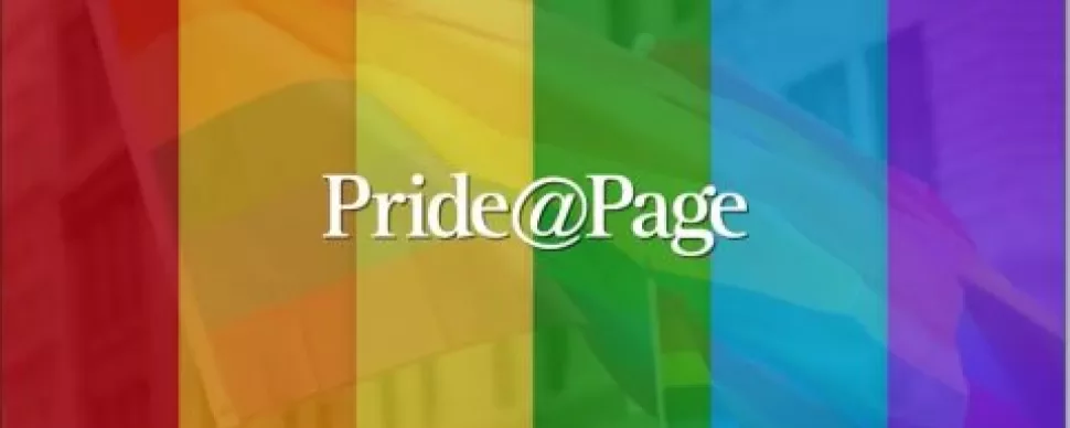 Bandera arcoíris con texto 'Pride@Page' al frente.