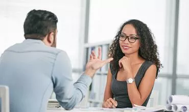 Mujer con gafas en entrevista de trabajo.