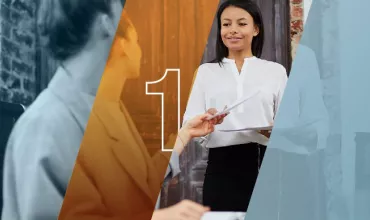 Mujer entregando documentos en ambiente de oficina, con gráfico de fondo.