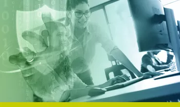 Dos personas trabajan juntas en una computadora, con gráficos digitales superpuestos.