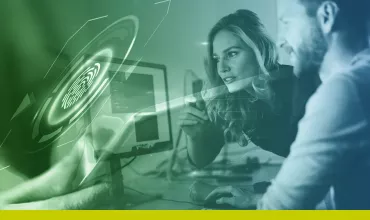 Personas trabajando en análisis de datos con gráficos holográficos.