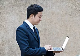 Una persona observando su laptop