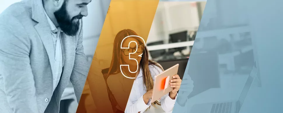 Tres personas trabajando en una oficina.