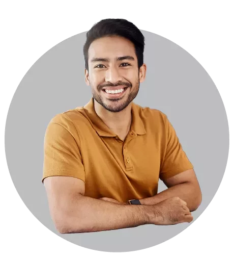 Profesional de Page Interim con atuendo casual en un entorno corporativo, vistiendo camiseta tipo polo color mostaza.