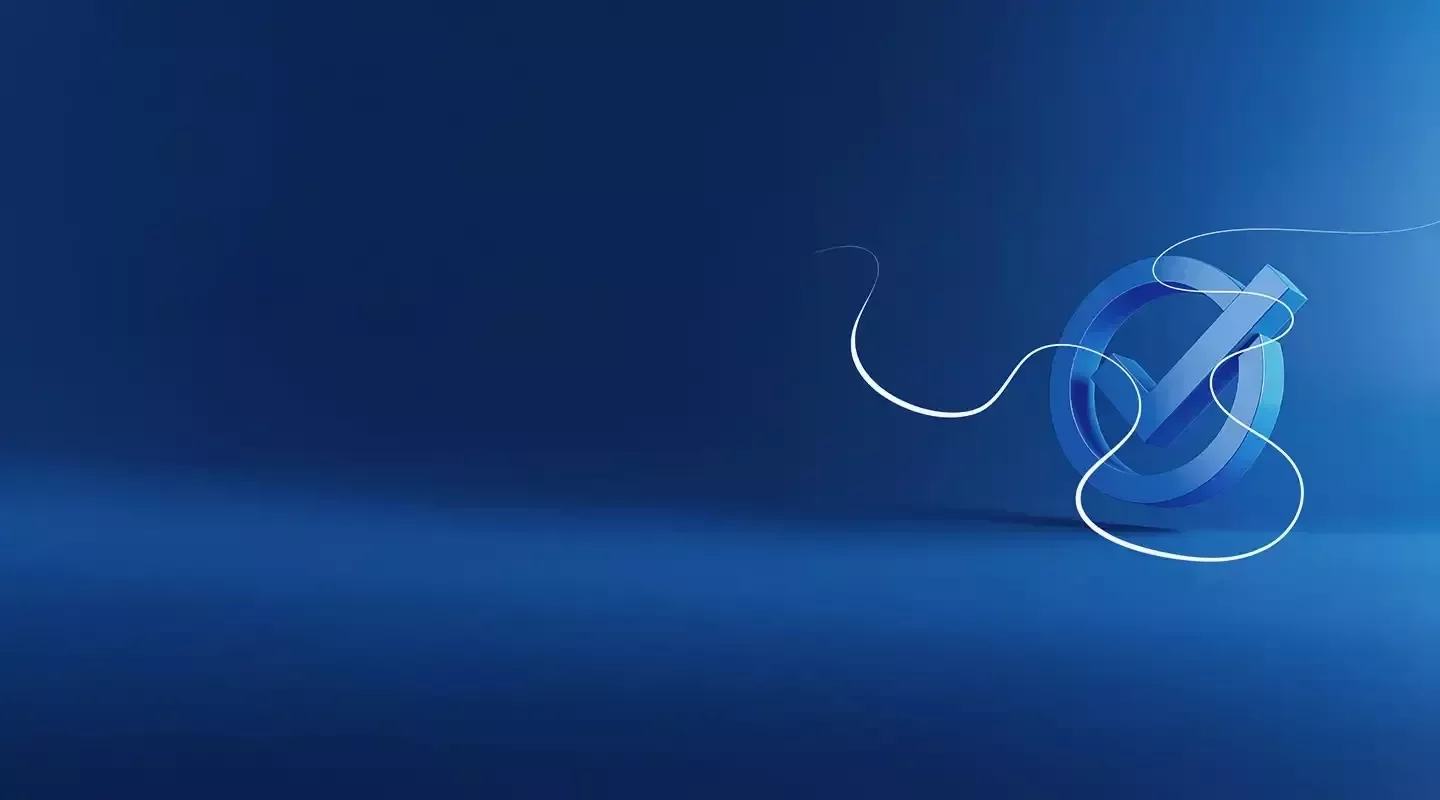  Símbolo de verificación azul sobre fondo oscuro, representando cumplimiento y confianza.
