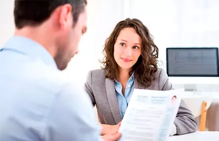 Entrevista de trabajo, mujer mira a un hombre con un currículum.