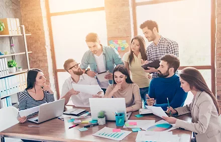 Grupo de personas trabajando en una oficina moderna.