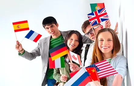 Grupo de personas con banderas de diferentes países.