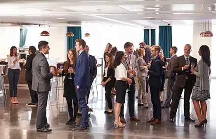 Grupo de personas en un evento social en una oficina.
